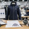 A professional visual guide on how to reduce sampling rounds and accelerate garment production, highlighting strategic steps for B2B apparel brands to streamline the custom clothing manufacturing process from design to final approval.
